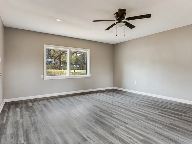 1612 Woodview Dr — Photo 3