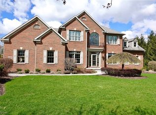 8480 Woodberry Blvd, Chagrin Falls, OH 44023