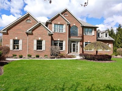 8480 Woodberry Blvd, Chagrin Falls, OH, 44023