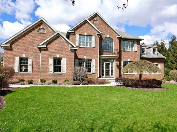 8480 Woodberry Blvd, Chagrin Falls, OH 44023