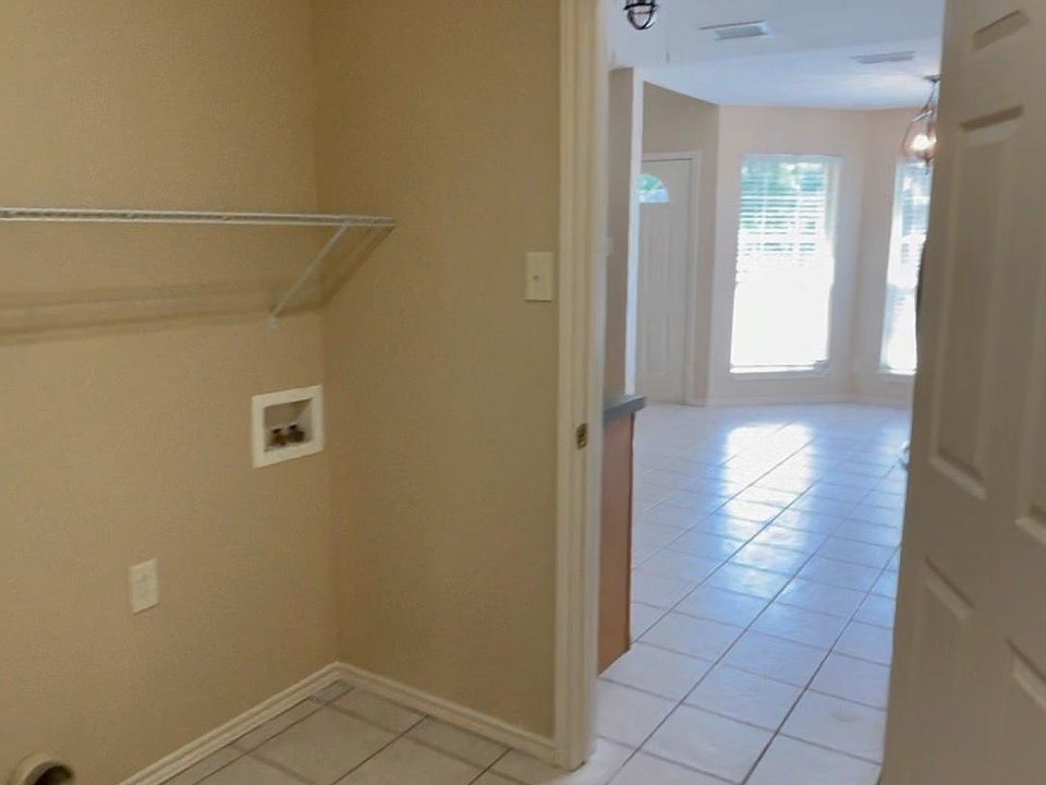 Laundry entry from garage to kitchen