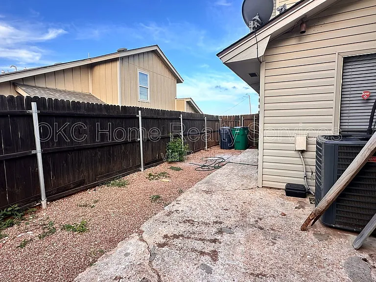 6715 Lyrewood Ln — Photo 2