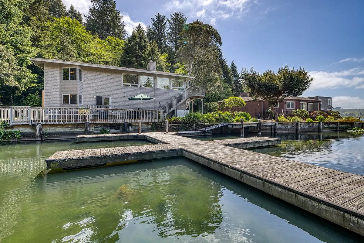 1253 NE East Lagoon Dr — Photo 3