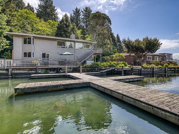 3rd image of 1253 NE East Lagoon Dr