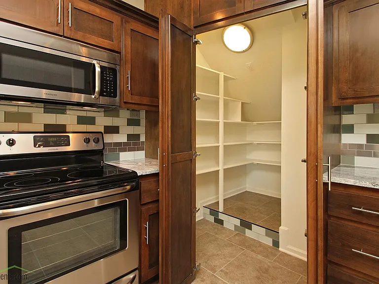5863 N London Ave — Photo 6