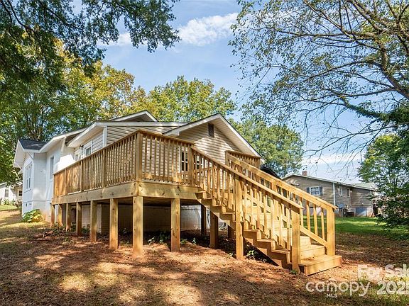 5th image of 137 Woodlawn Dr