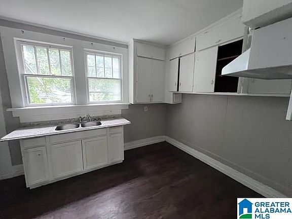 5th image of 925 Jefferson Ave