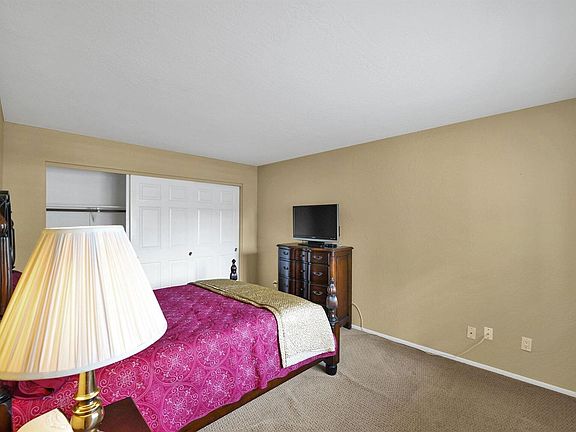 4th image of 4021 E Round Hill Dr