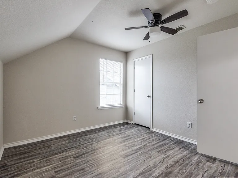 321 Queens Ct S — Photo 4
