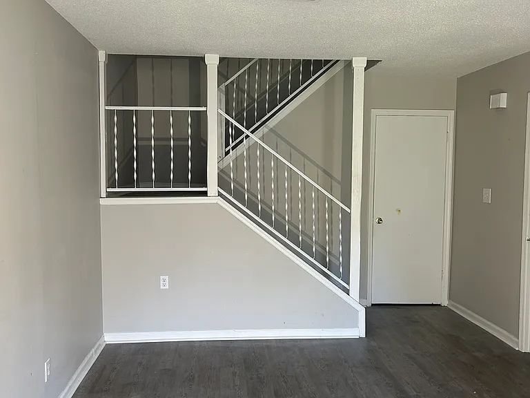 748 Elaine St — Photo 2