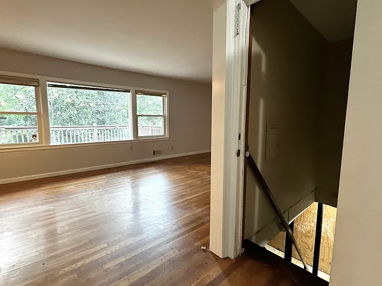 538 N Superior Ave — Photo 6