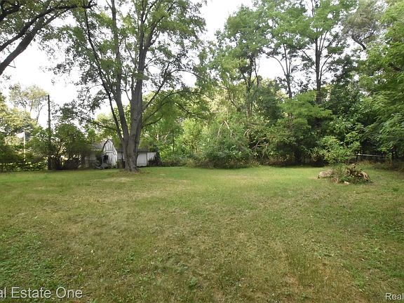 4th image of 3482 W Maple Rd