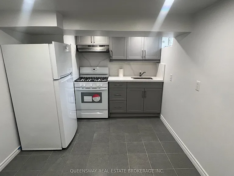 1389 Lansdowne Ave — Photo 2