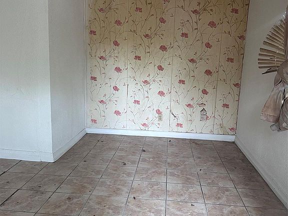 5th image of 2308 Russell St
