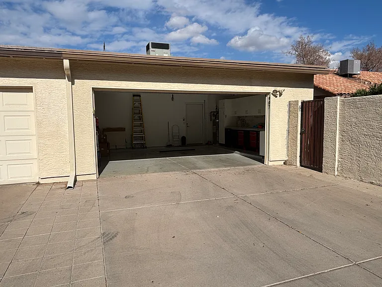 907 E Vaughn Ave — Photo 16