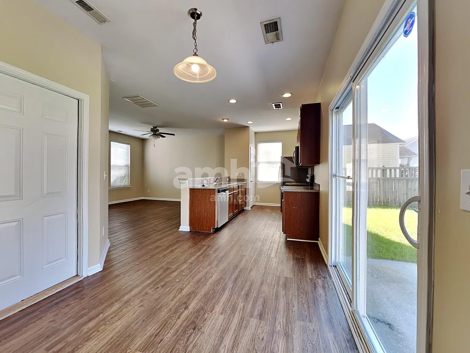 3 bed, 2.5 bath, 1500 sqft, $2,090 — Photo 4