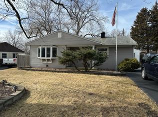 10 Robin Rd, Carpentersville, IL 60110