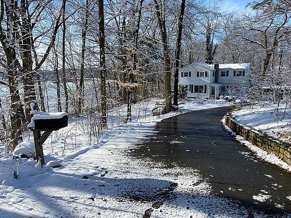 driveway to house in winter