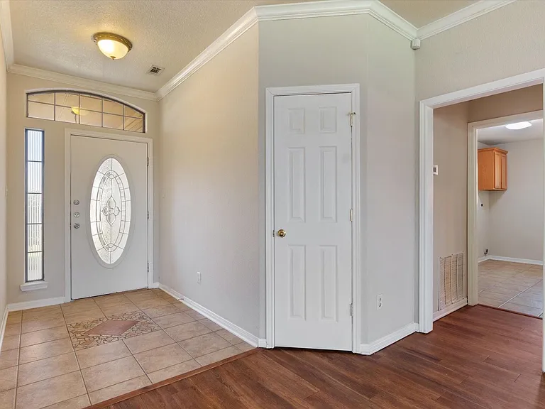 6104 Alexus Dr — Photo 3