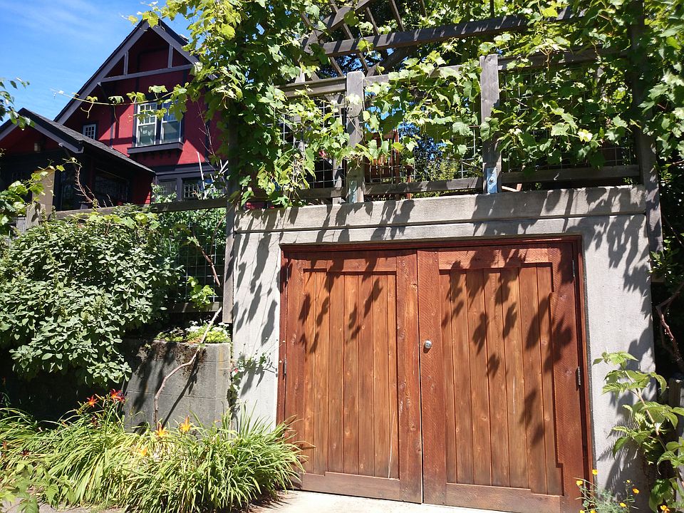 2nd image of 616 32nd Ave