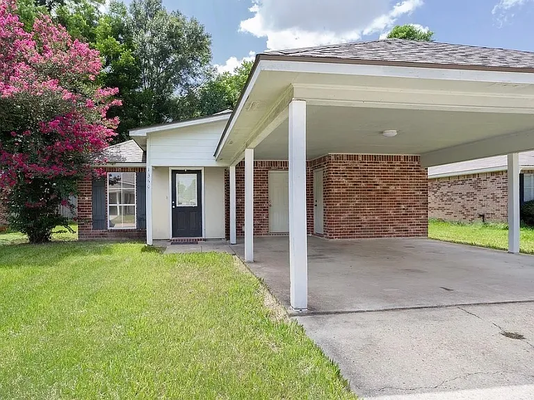 1360 Harwich Dr — Photo 3