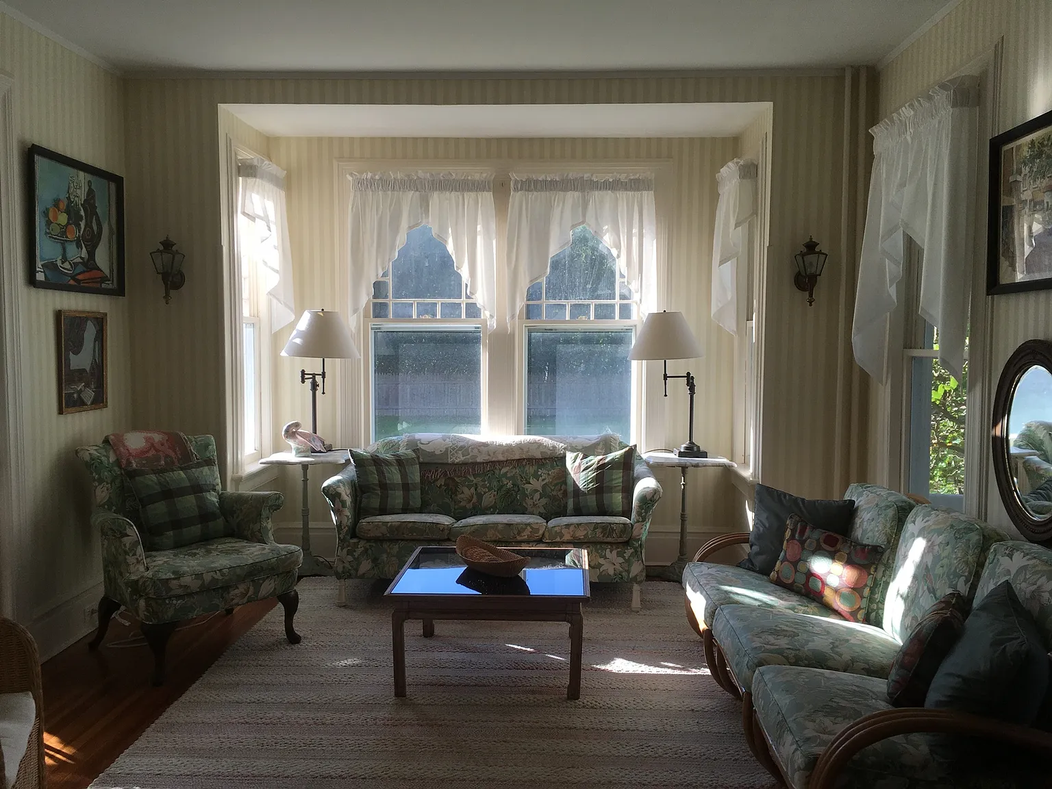 In Southampton Village With 6 Bedrooms and Heated Pool — Photo 4