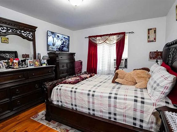 5th image of 1052 E 223rd St