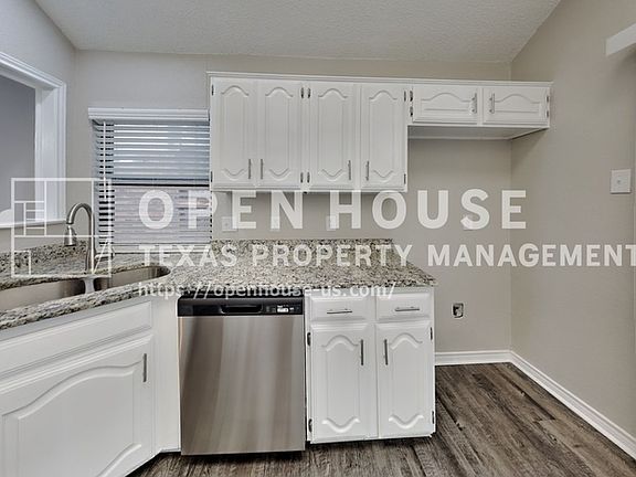 4th image of 2102 Holly Hill Ln