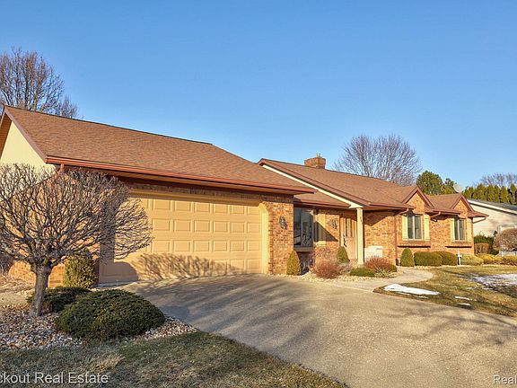 2nd image of 686 Willow Ln