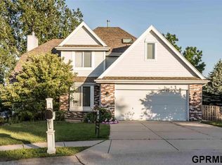 1915 Franklin Cir, Papillion, NE 68133