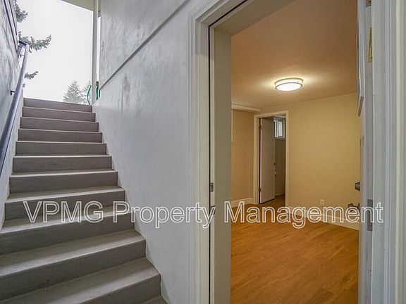 4th image of 2218 E 18th St APT B