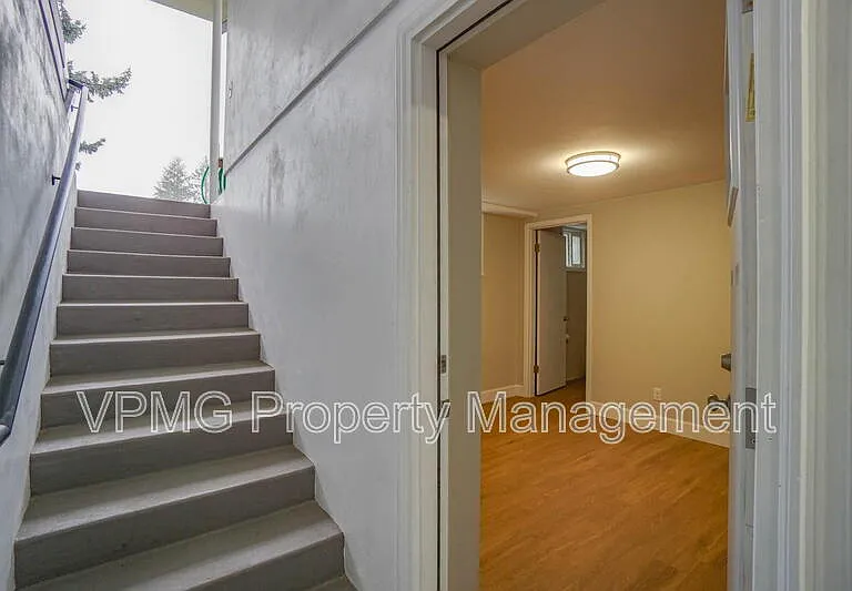 2218 E 18th St #B — Photo 4