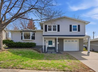 2909 Linden Ln, Bettendorf, IA