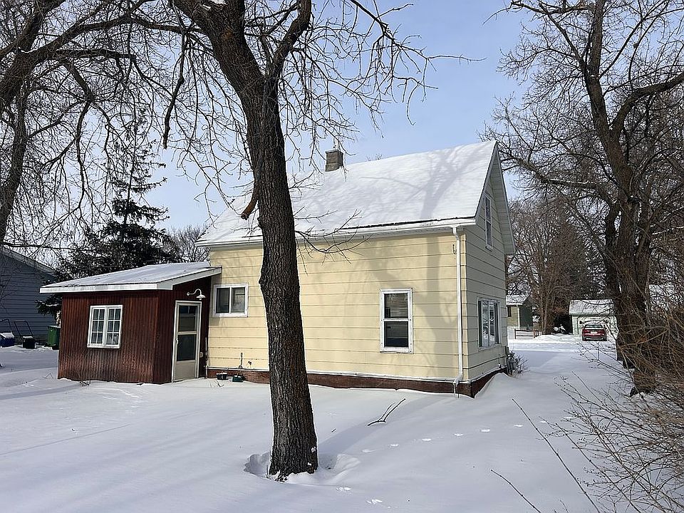 2nd image of 1010 Center St E