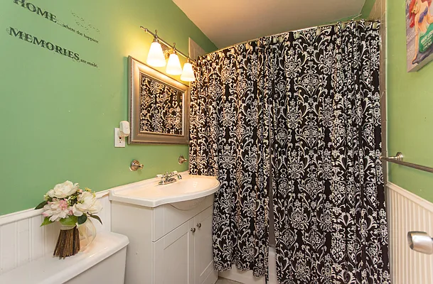 Sold by Re/Max In The City | media 10