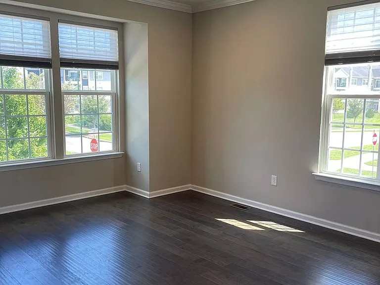 331 S Parkway Dr — Photo 30