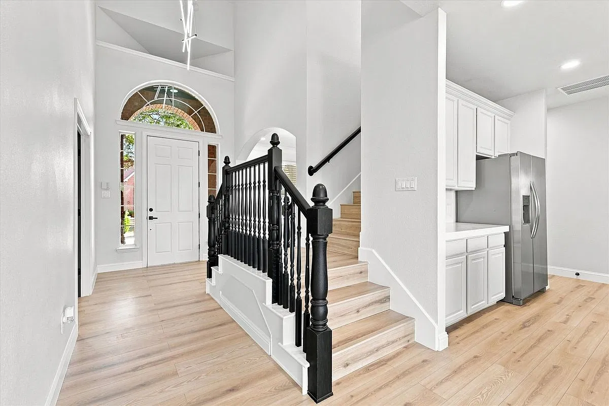 4 bed, 3.0 bath, 3158 sqft, $5,000 — Photo 3