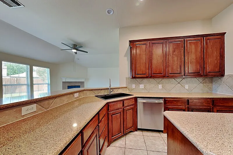 4 bed, 2.0 bath, 2436 sqft, $2,500 — Photo 4