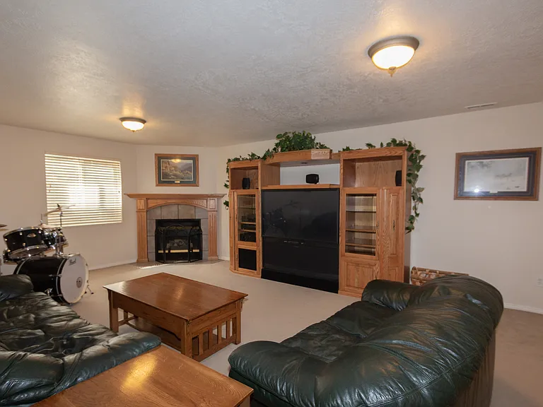 1452 Mountain Rd — Photo 16