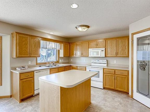 5th image of 22484 Evergreen Cir