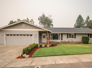 2883 Cedar Links Dr, Medford, OR 97504
