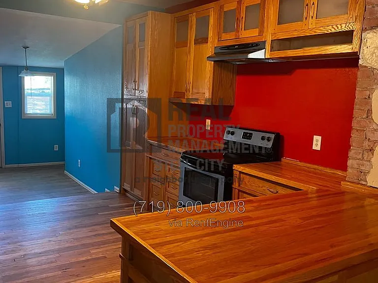 1520 E 8th St — Photo 4