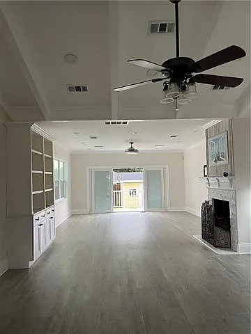 4 bed, 2.5 bath, 2400 sqft, $3,000 — Photo 2