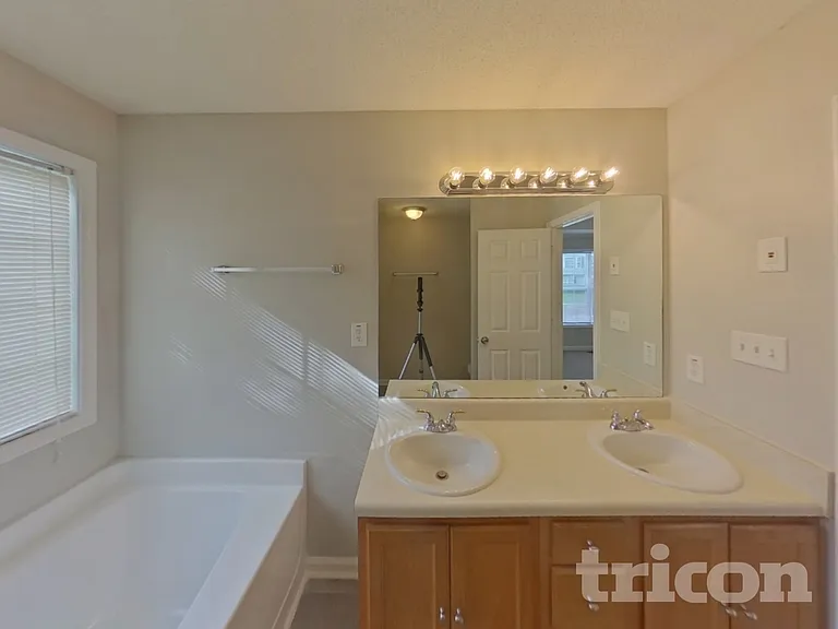7222 Brittany Way — Photo 4