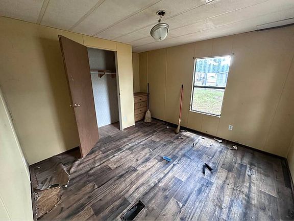 4th image of 528 Charles St