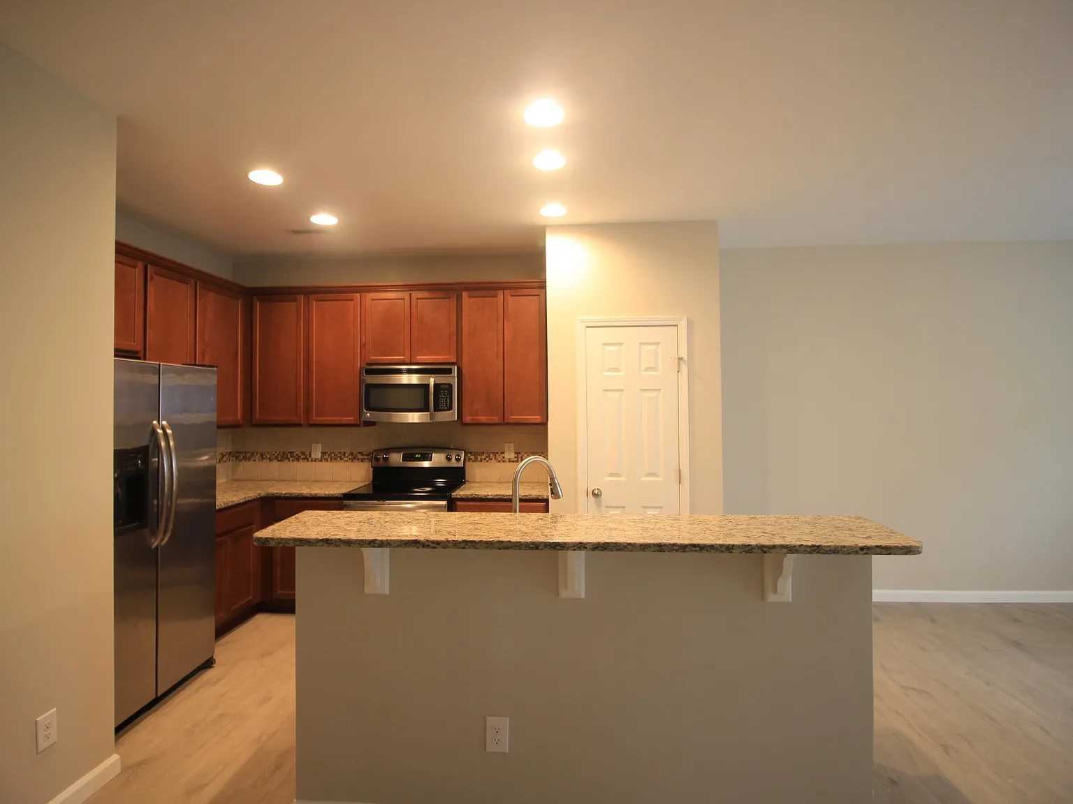 2 bed, 2.5 bath, 1400 sqft, $1,800 — Photo 3