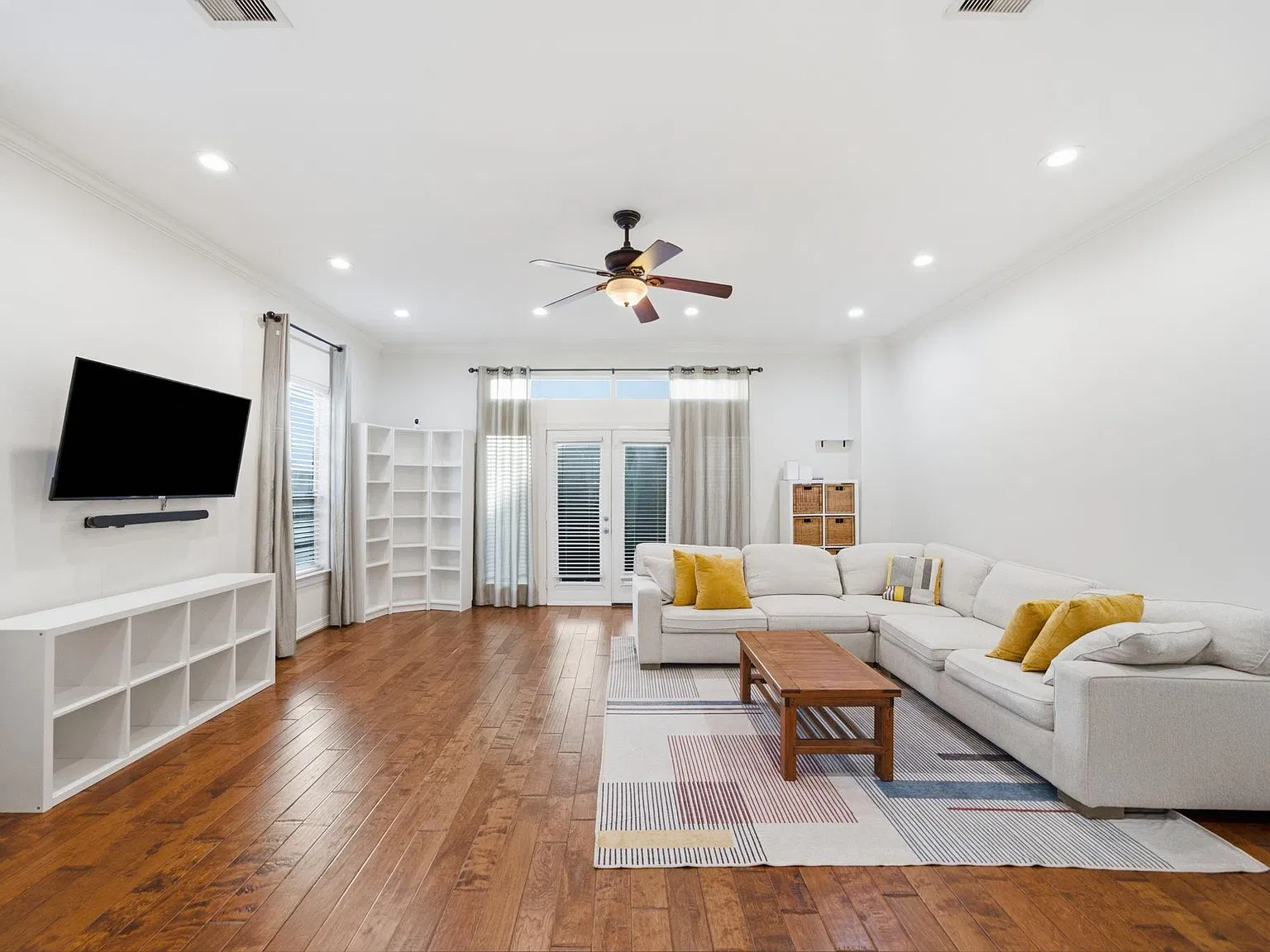 3 bed, 3.5 bath, 2791 sqft, $3,900 — Photo 2