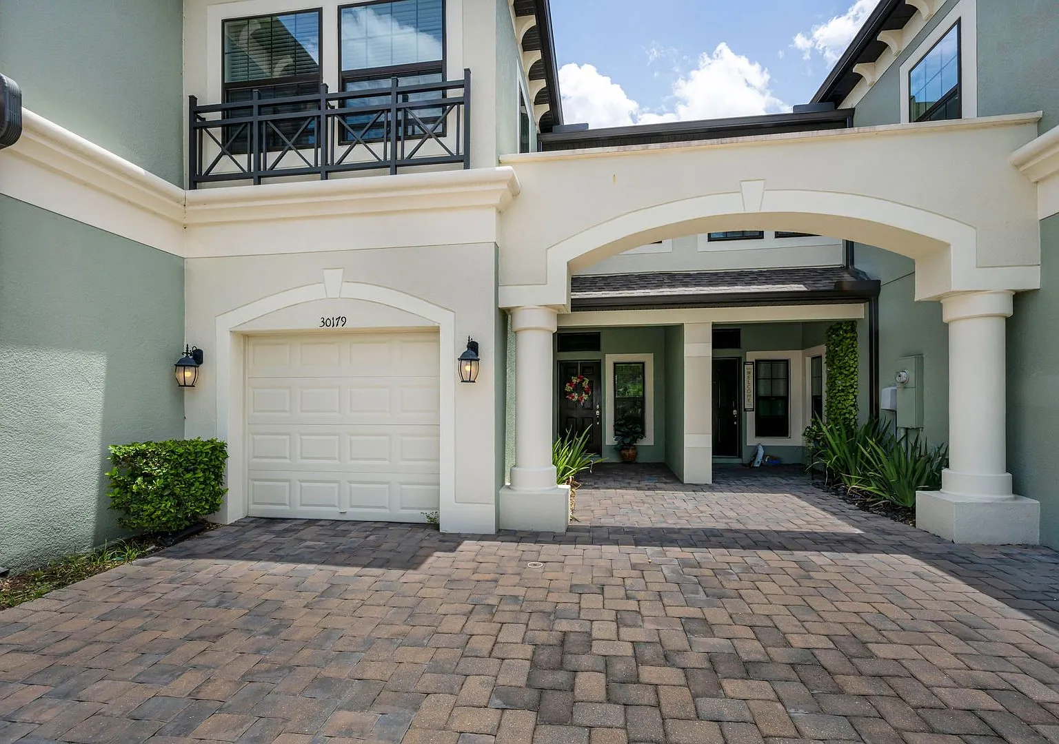 Beautiful executive Townhome — Photo 4
