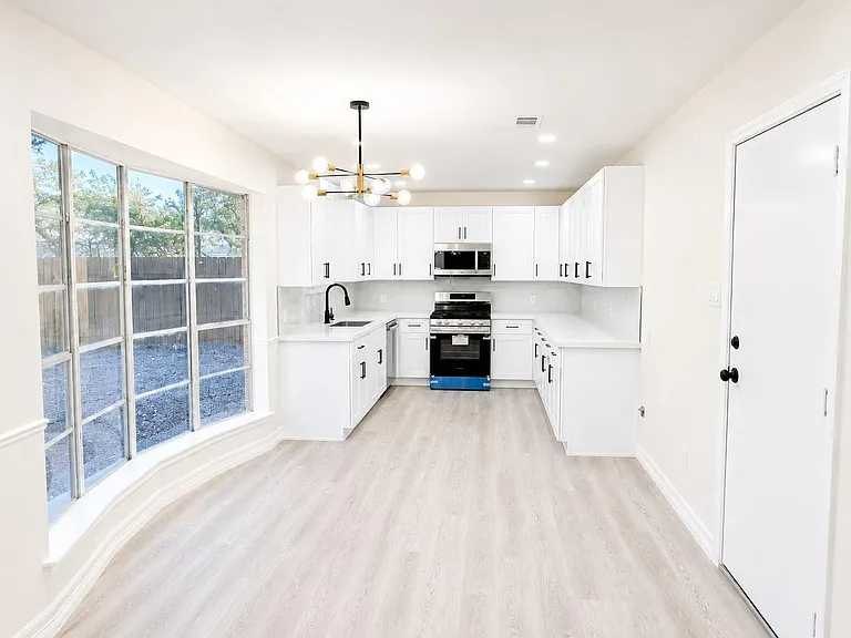 1815 Brumbelow St — Photo 5