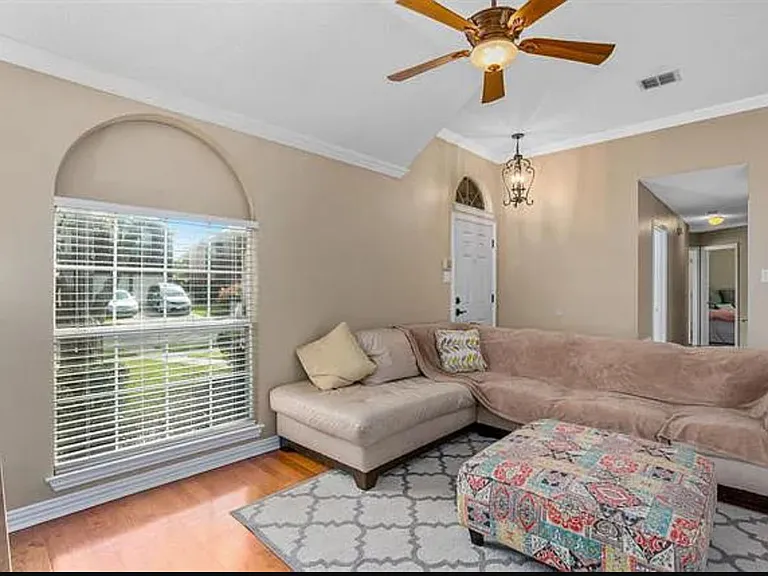11012 Alexandria Dr — Photo 15